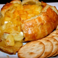 Baked Brie en Croûte with Apple Compote